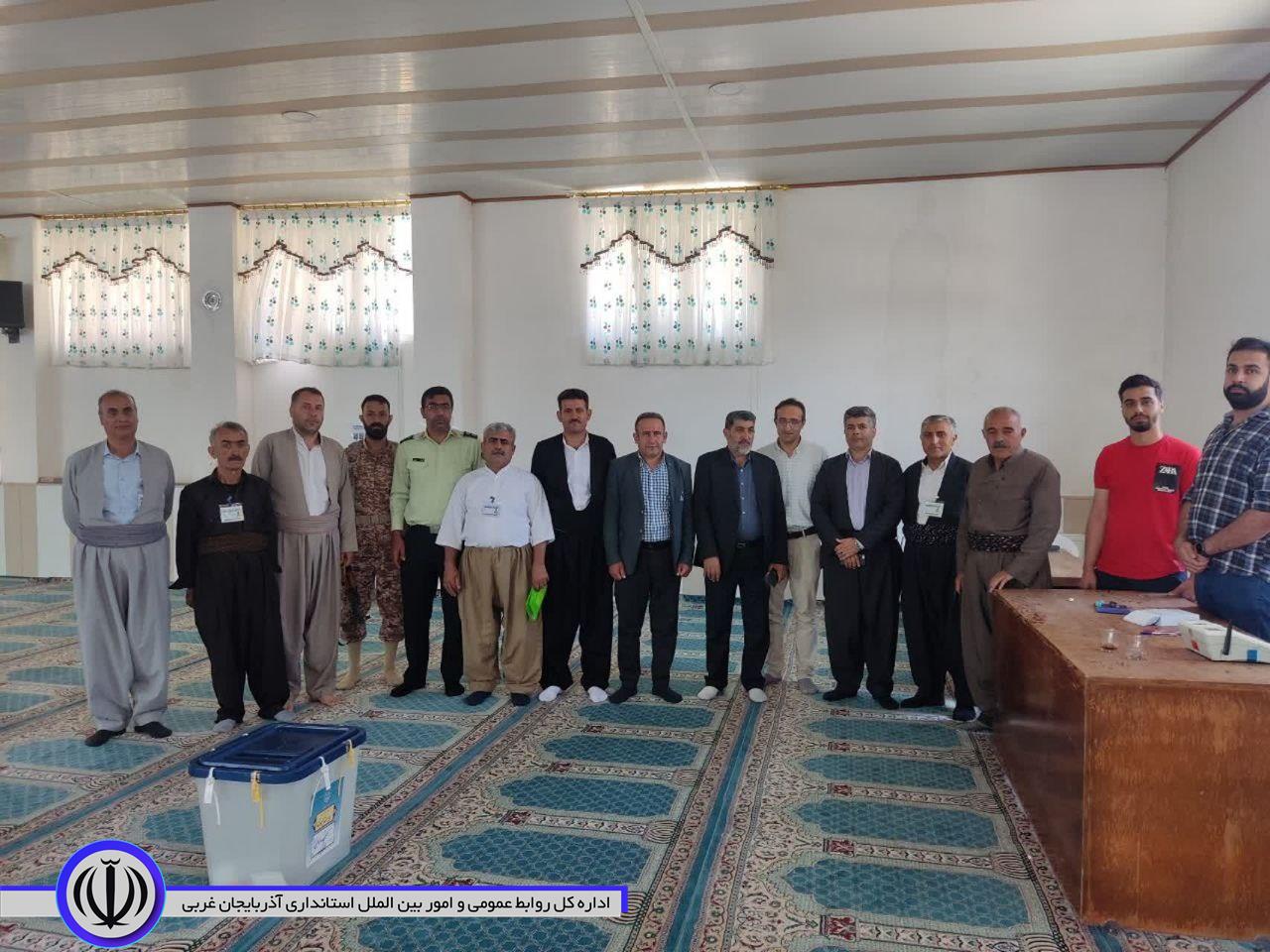 گزارشی تصویری/بازدید سرپرست بخشداری زاب و معاون فرماندار میرآباد به اتفاق جمعی از اعضای هیأت اجرایی انتخابات از شعب اخذ رای بخش زاب