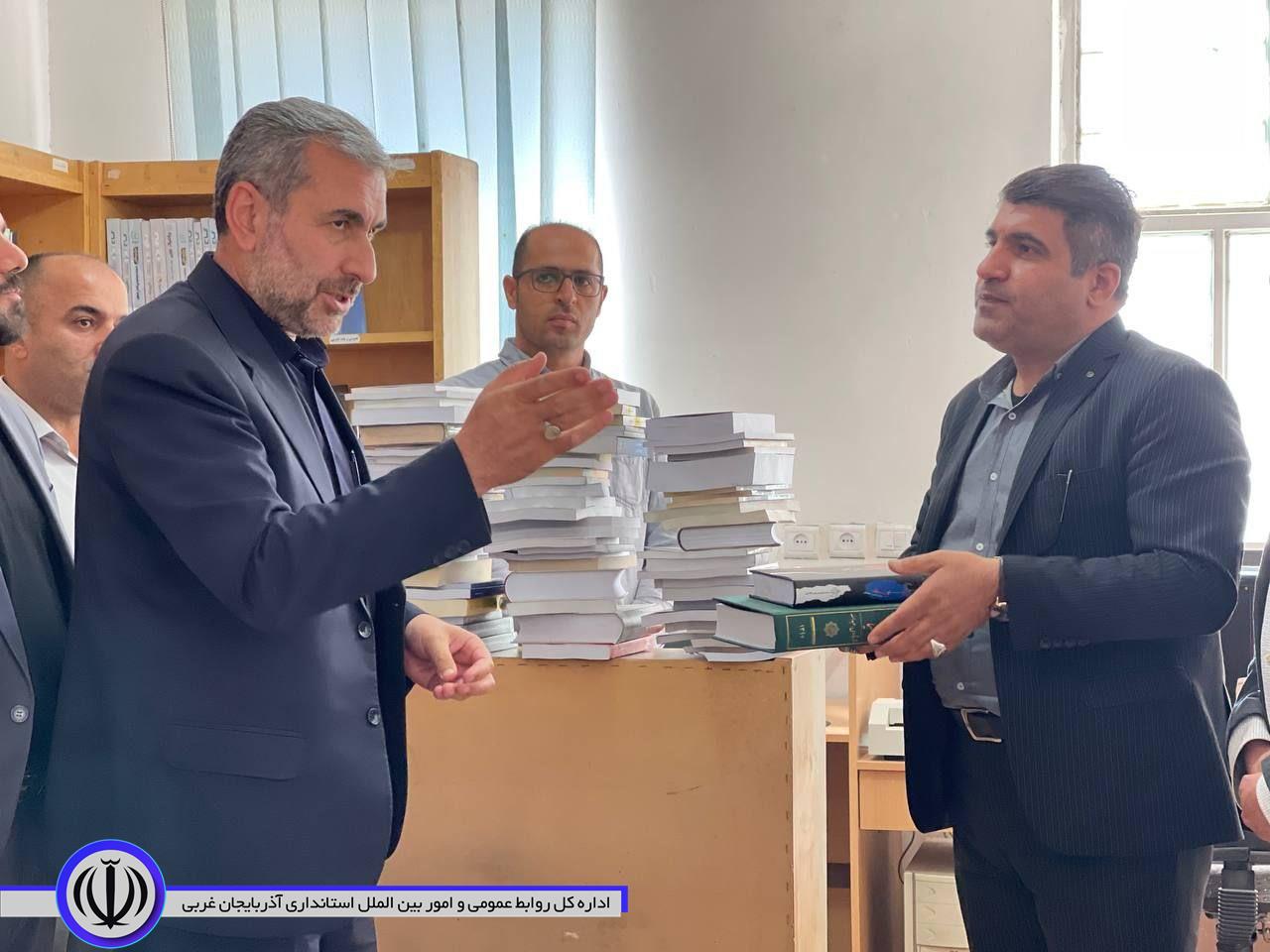 بازدید فرماندار میرآباد و مدیر کل فرهنگ و ارشاد اسلامی آذربایجان غربی از کتابخانه عمومی شهر میرآباد