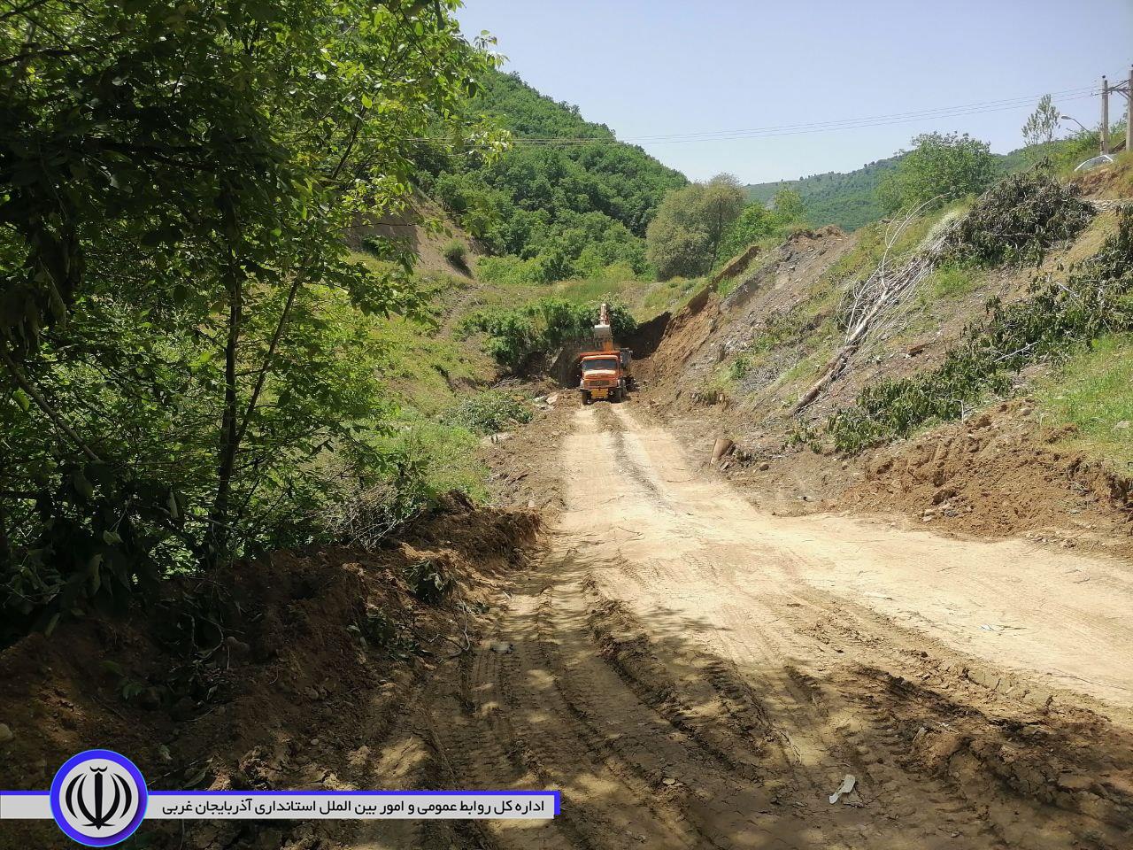 بازدید فرماندار شهرستان از پروژه اجرای دیوار سنگی ورودی شهر میرآباد
