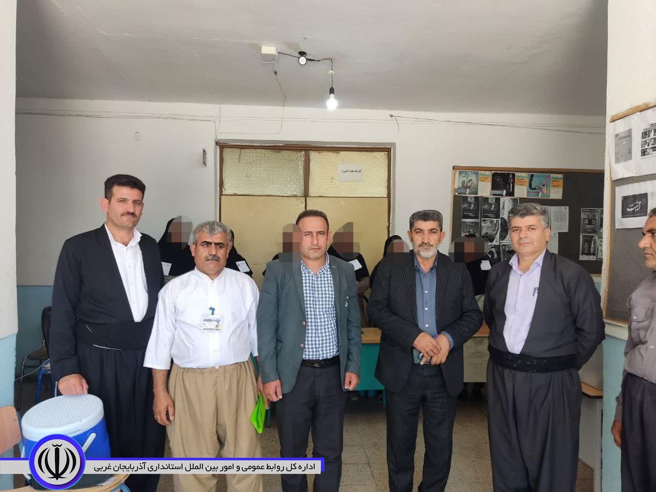 گزارشی تصویری/بازدید سرپرست بخشداری زاب و معاون فرماندار میرآباد به اتفاق جمعی از اعضای هیأت اجرایی انتخابات از شعب اخذ رای بخش زاب