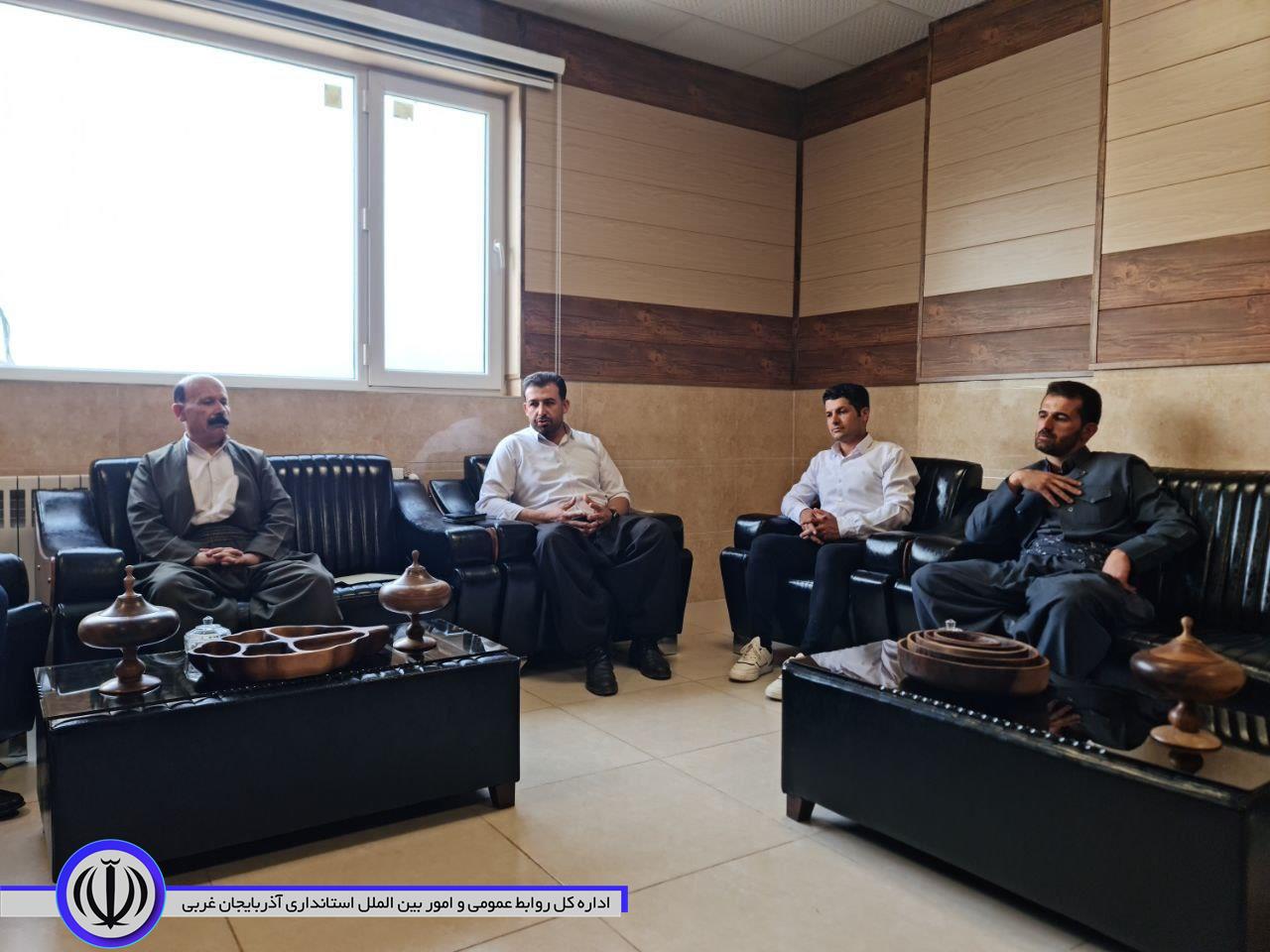دیدار فرماندار میرآباد با رئیس منابع طبیعی و کارگاه داران تولید صنایع چوبی و تزئینی شهرستان