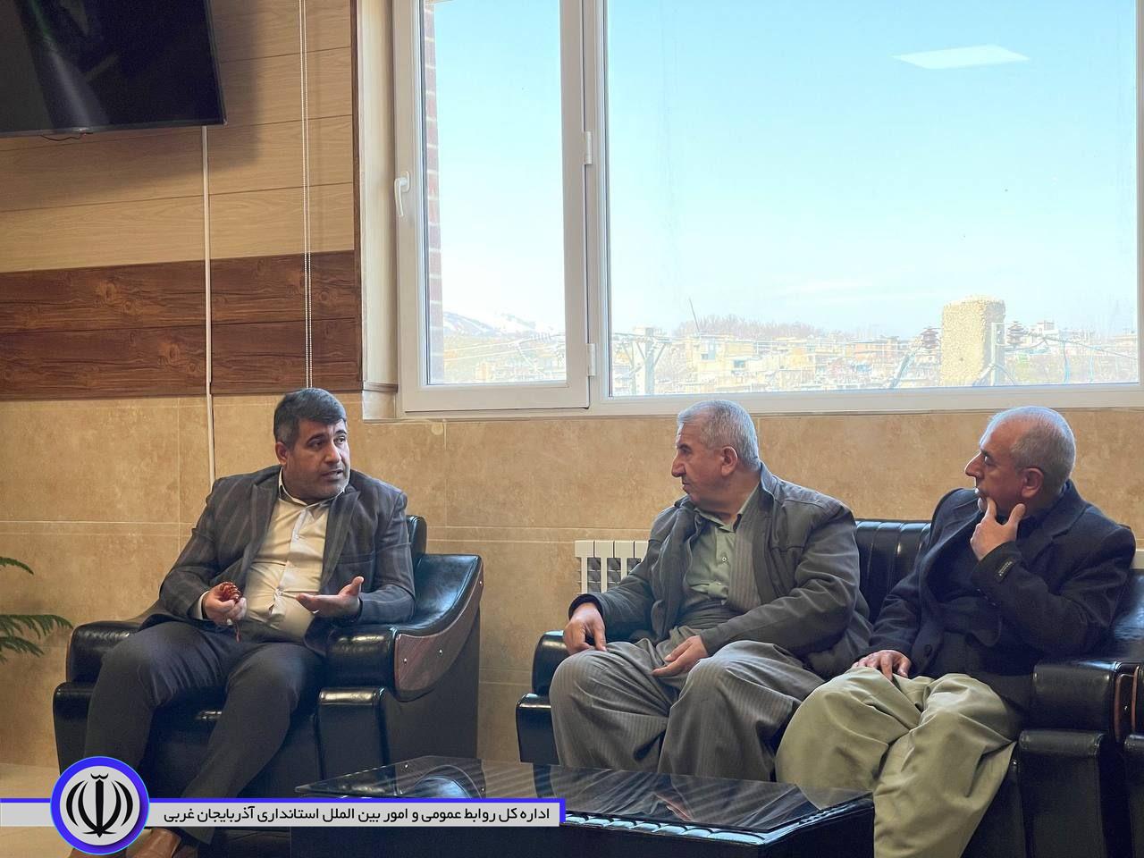 دیدار معتمدین و جمعی از اهالی محله مسجد چهاریارنبی با فرماندار میرآباد