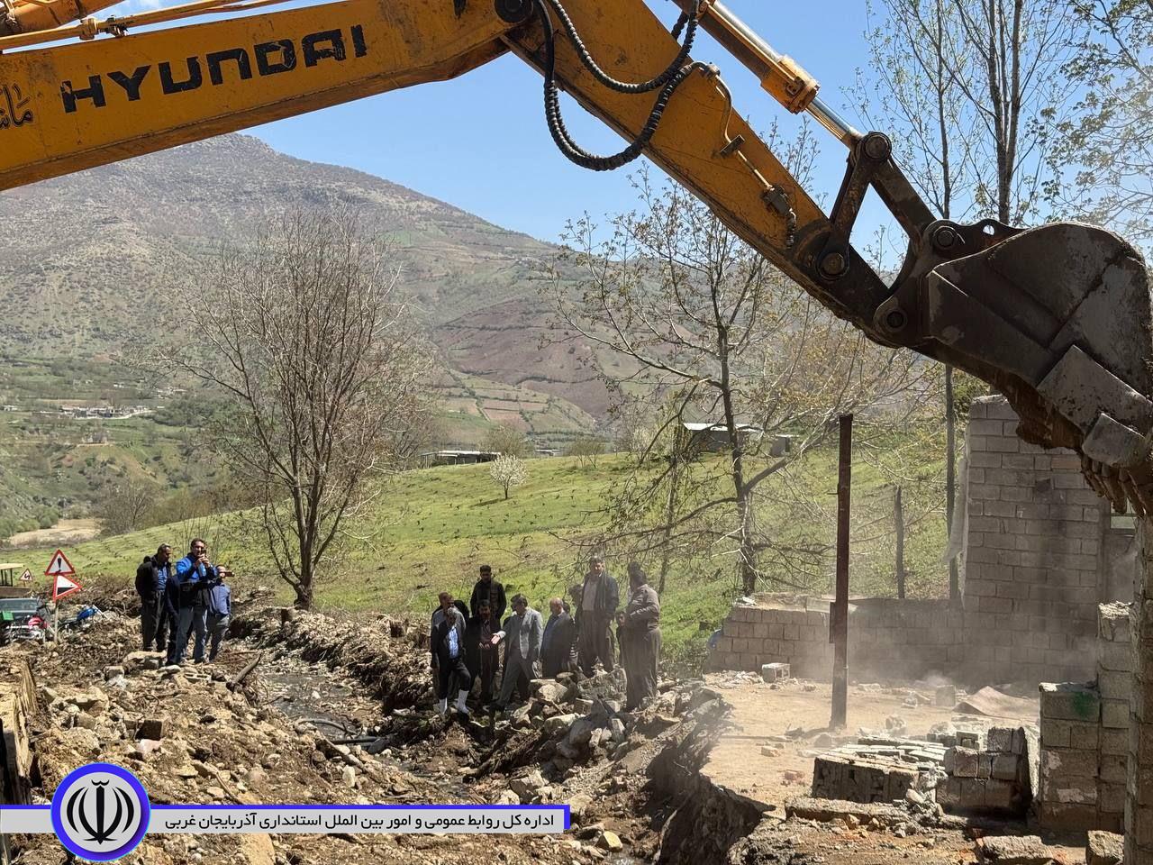 پیگیری های مستمر فرماندار میرآباد جهت لایروبی، پاک سازی مسیل روستای "زیوه" و جاده ارتباطی روستای "گومان" به ایمن سازی منتج شد.