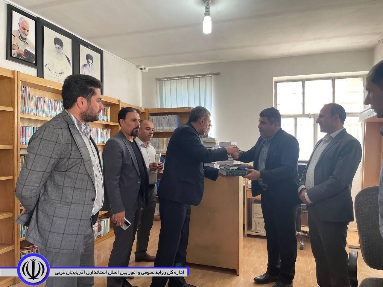 بازدید فرماندار میرآباد و مدیر کل فرهنگ و ارشاد اسلامی آذربایجان غربی از کتابخانه عمومی شهر میرآباد