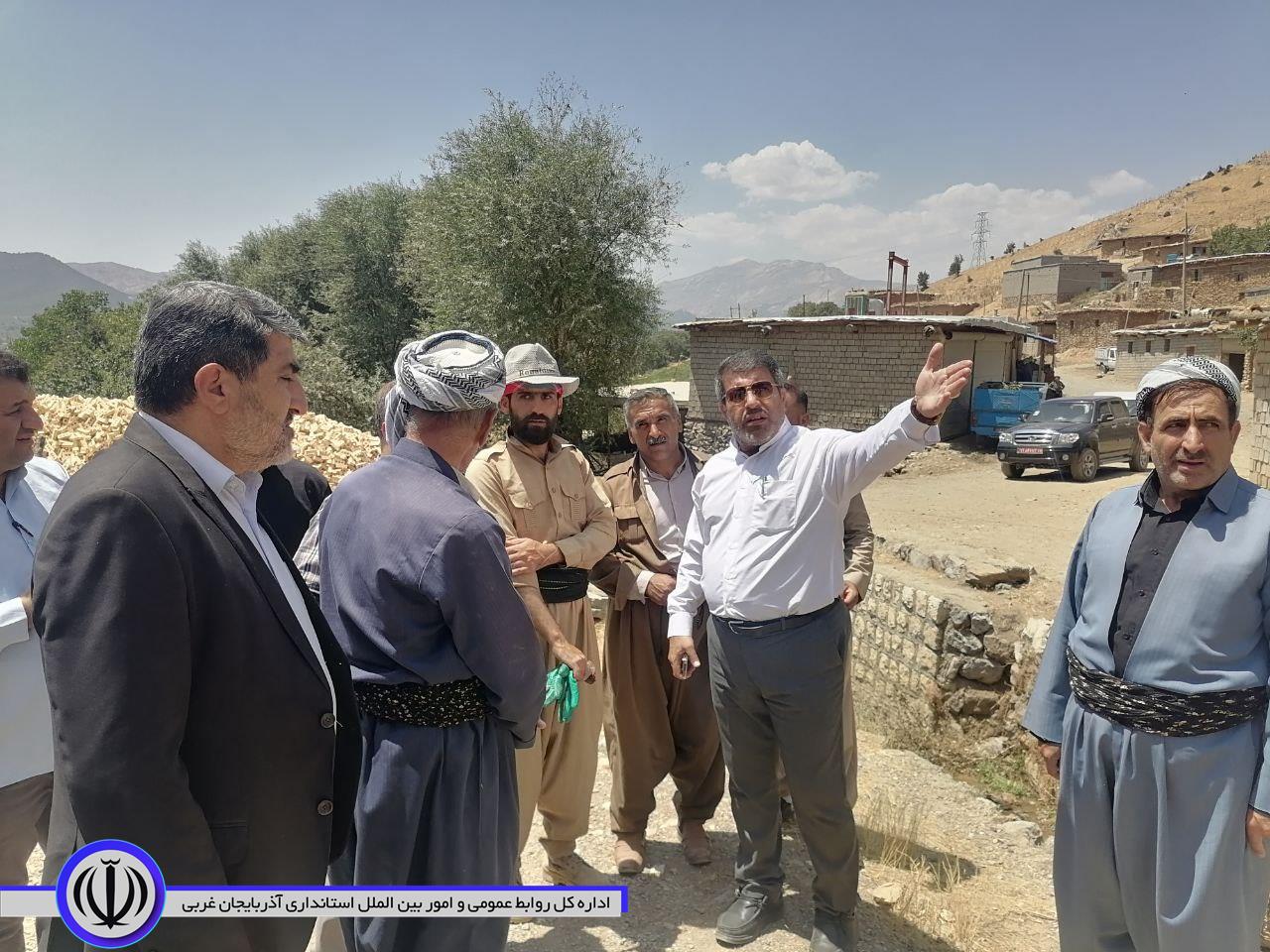 استقبال صمیمی مردم روستای "نیوژ" از فرماندار میرآباد و اقدام ایشان برای ارتباط بی واسطه با مردم