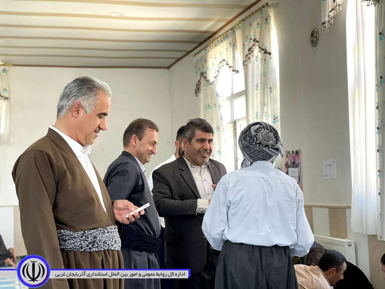 میز خدمت در نماز جمعه این هفته روستای واوان برگزار شد