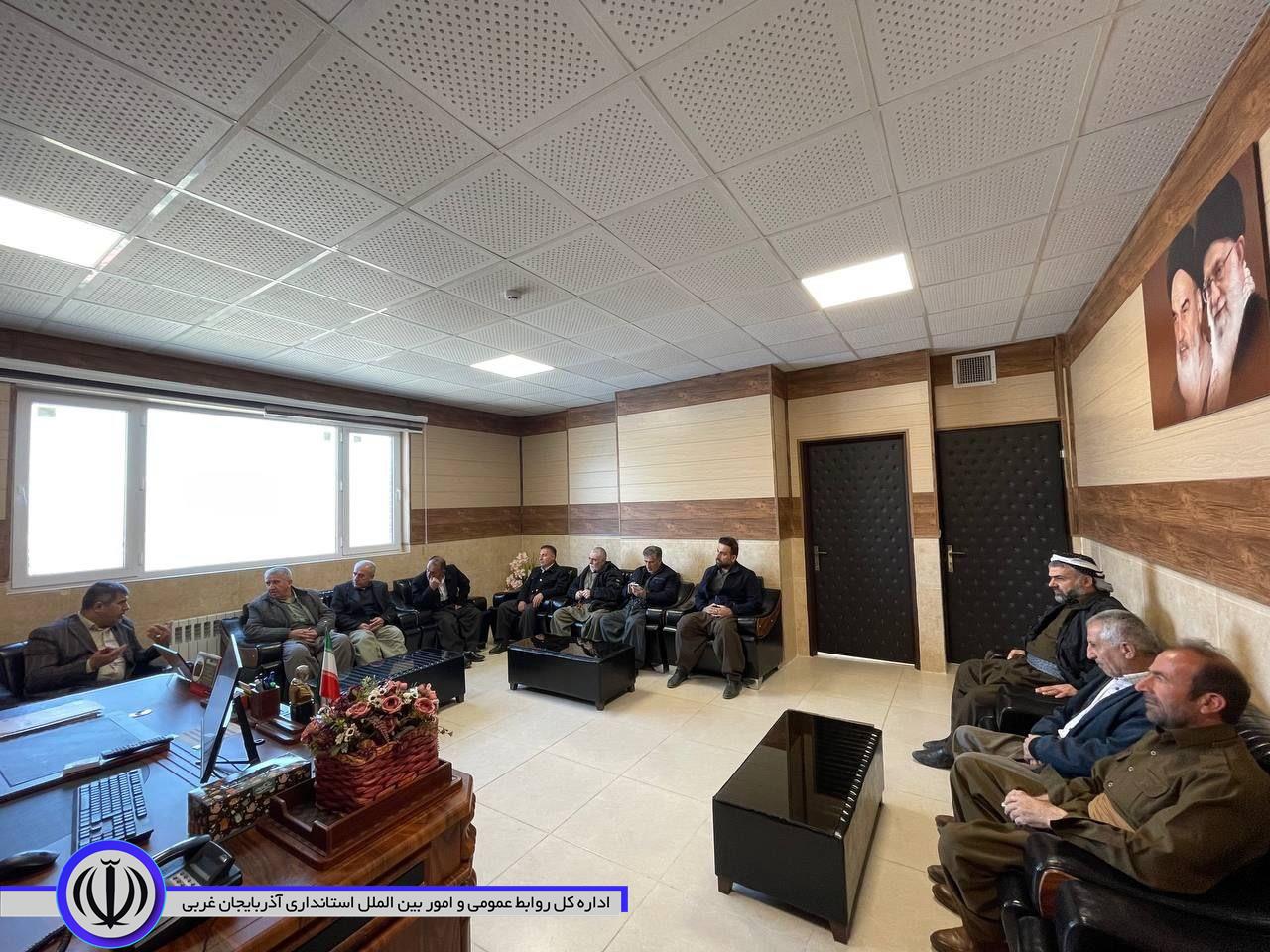 دیدار معتمدین و جمعی از اهالی محله مسجد چهاریارنبی با فرماندار میرآباد