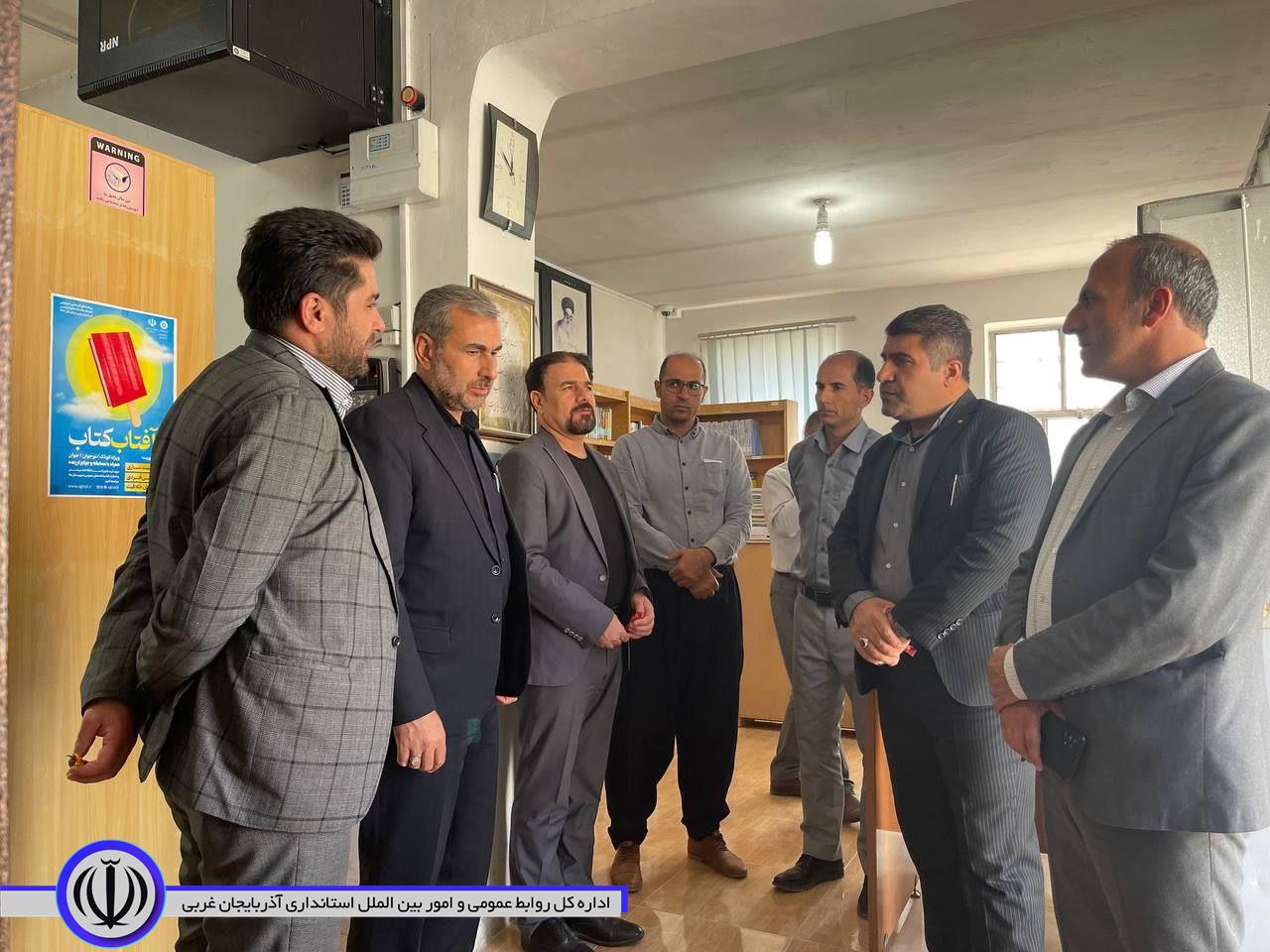 بازدید فرماندار میرآباد و مدیر کل فرهنگ و ارشاد اسلامی آذربایجان غربی از کتابخانه عمومی شهر میرآباد