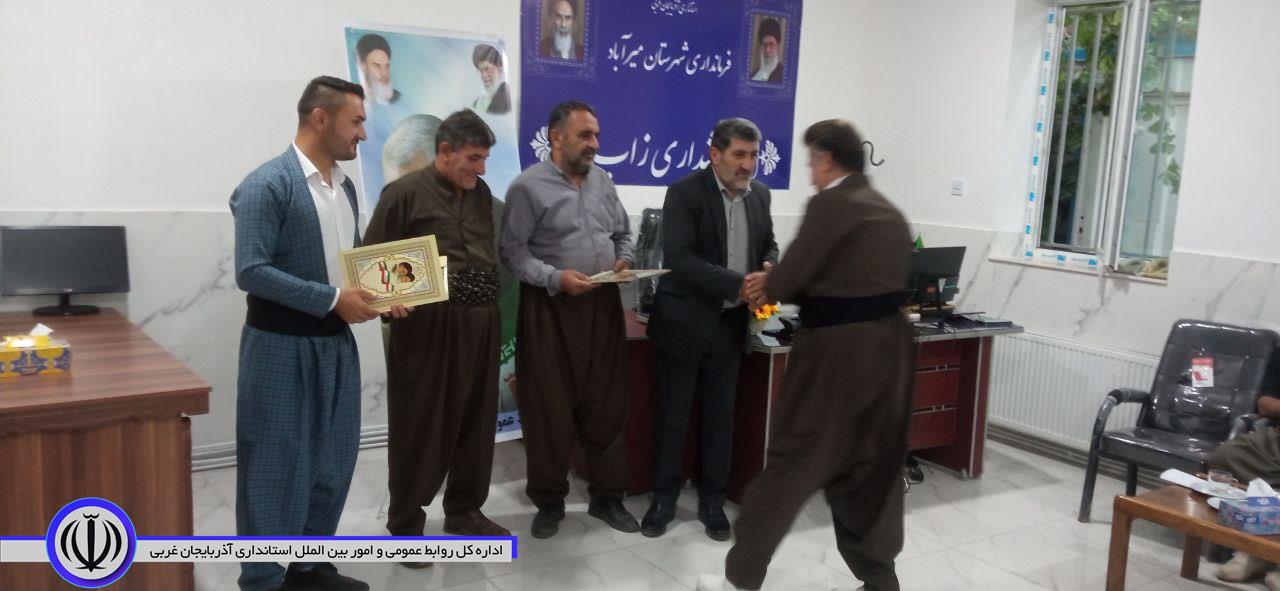 نشست هم اندیشی سرپرست بخشداری زاب با جمعی از خیرین، شورا و دهیار، انجمن اولیا و مدیر مدرسه ابتدایی روستای واوان