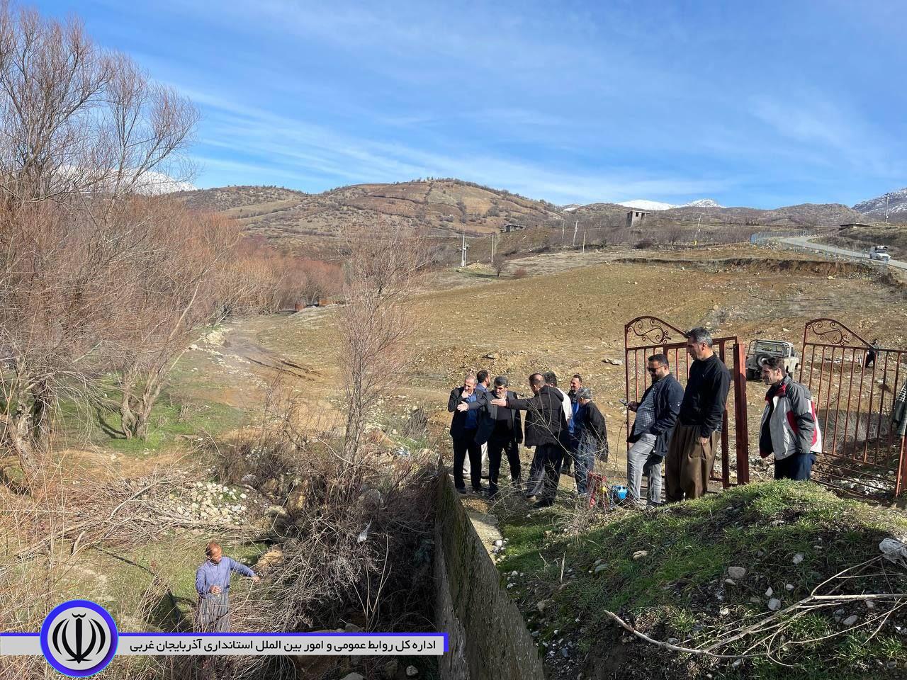 بازدید میدانی معاون فرماندار میرآباد از محل نشست زمین در علی آباد و روستای گومان