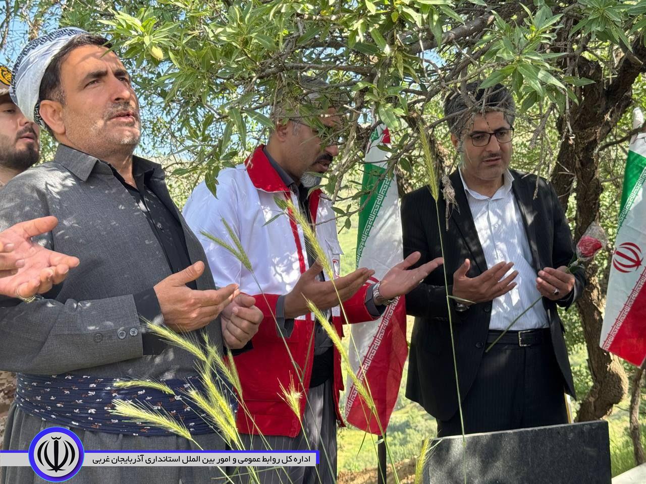 غبار روبی و عطر افشانی مزار شهدای روستای نیزه شهرستان میرآباد