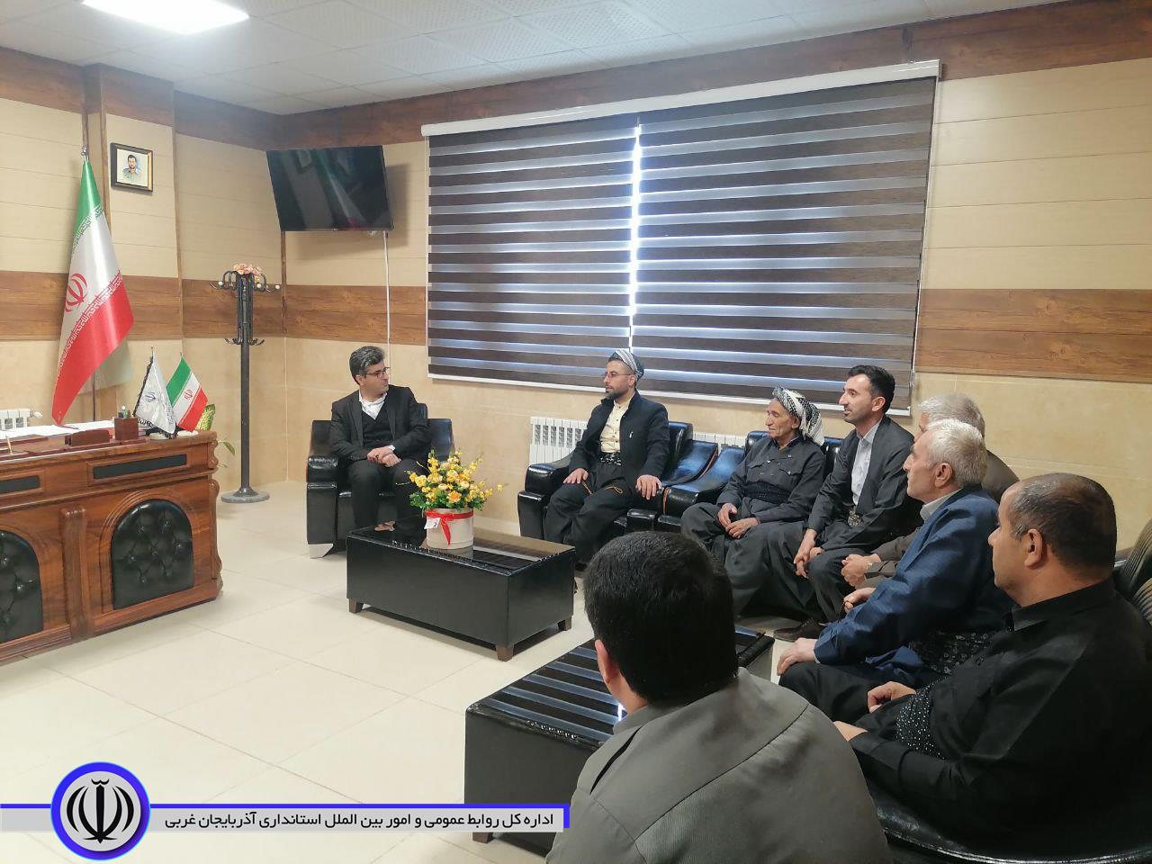 دیدار امام جماعت و جمعی از اهالی روستای چکو با فرماندار میرآباد