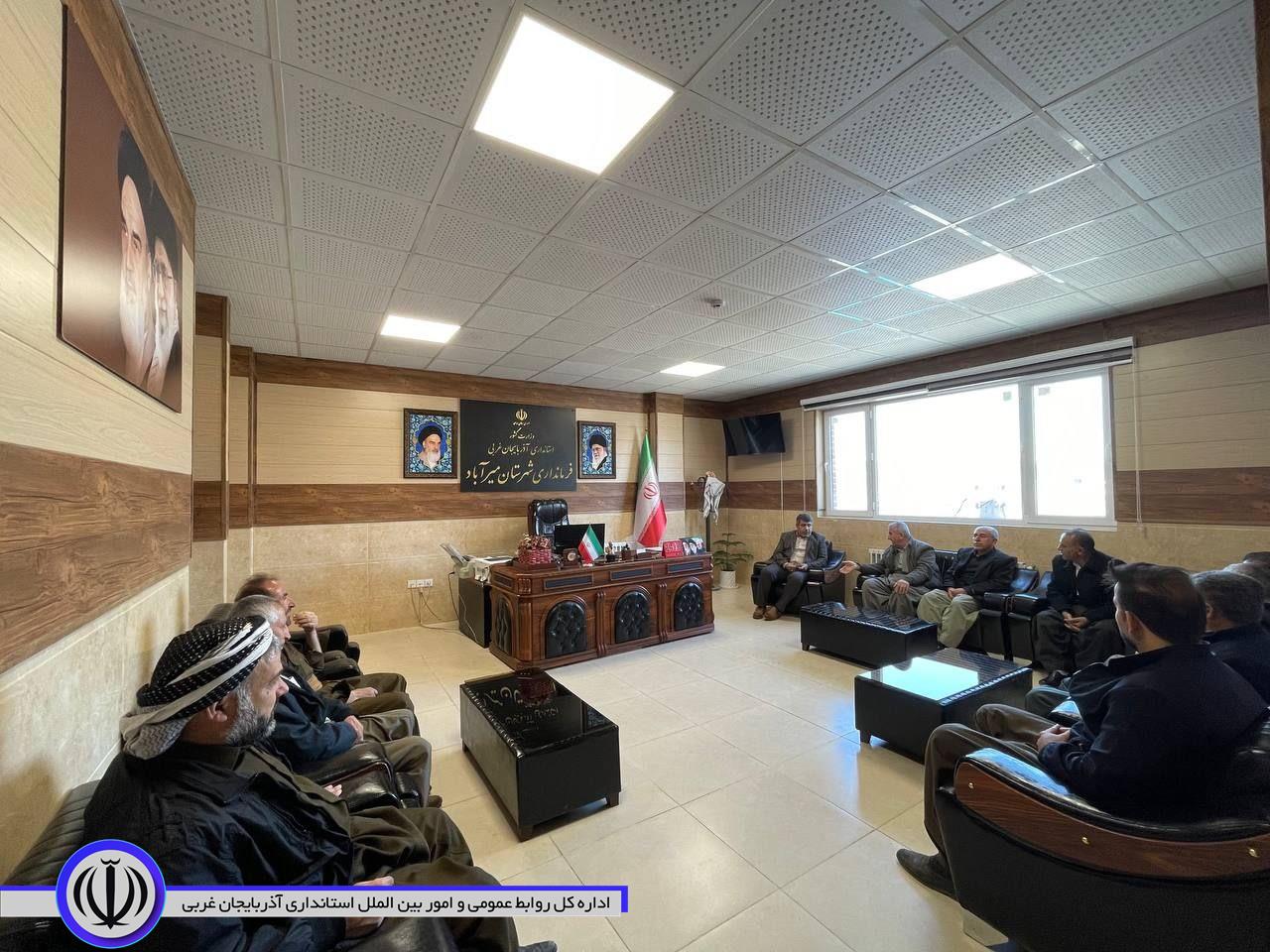 دیدار معتمدین و جمعی از اهالی محله مسجد چهاریارنبی با فرماندار میرآباد