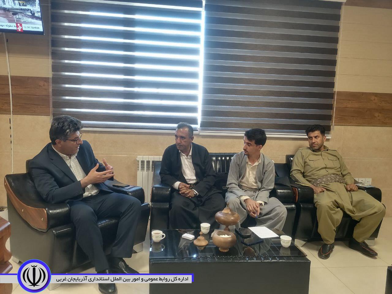 نشست فرماندار میرآباد با اصحاب رسانه برای اطلاع رسانی، پوشش و برگزاری هرچه باشکوهتر جشنواره انگور سیاه