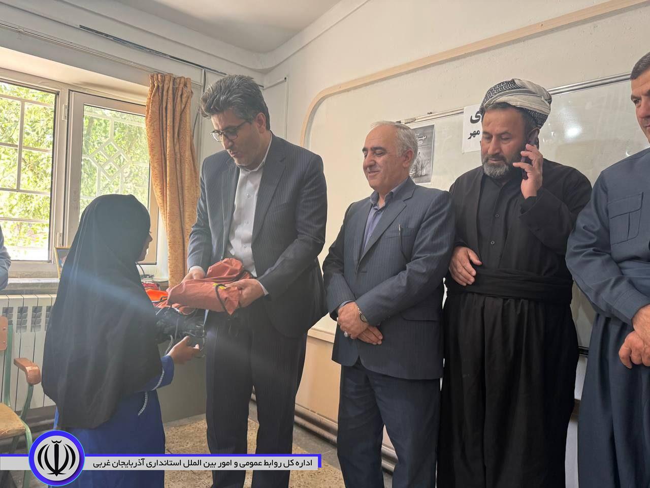 اجرای طرح ارمغان مهر و توزیع بسته های نوشت‌افزار میان دانش‌آموزان کم برخوردار شهرستان در آستانه بازگشایی مدارس