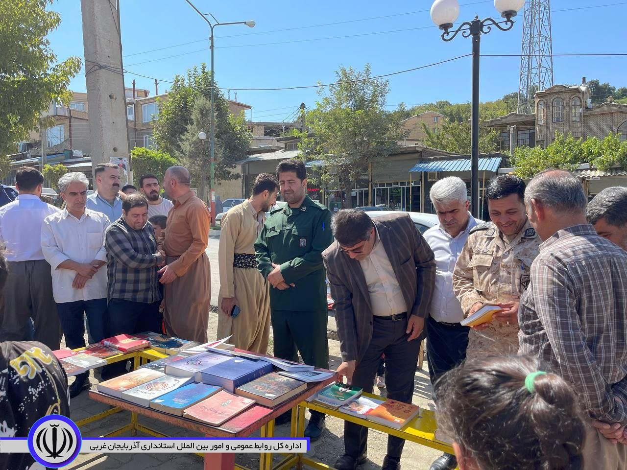 بازدید فرماندار میرآباد از کمپین "من خوانده ام تو هم بخوان"