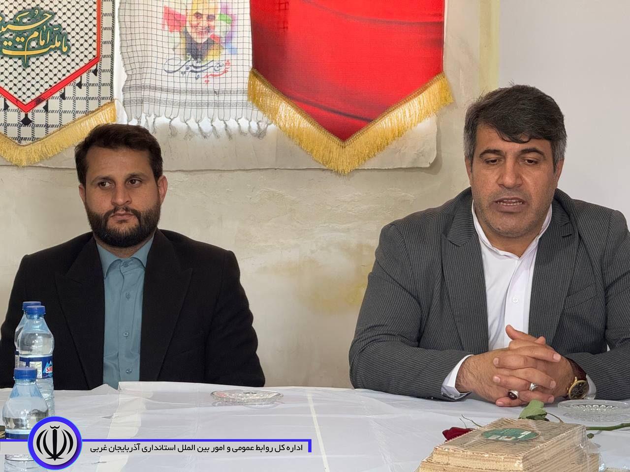 دیدار و تجلیل فرماندار میرآباد از فرمانده پایگاه مقاومت بسیج حوزه خواهران به مناسبت گرامیداشت روز پاسدار و دهه مبارک فجر