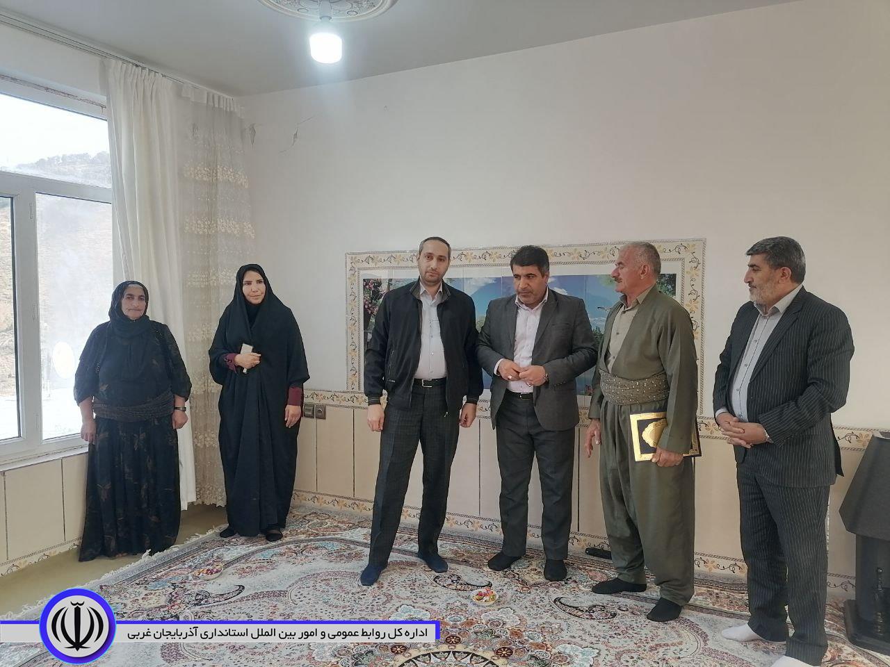 دیدار فرماندار میرآباد بهمراه معاون دفتر روستایی و امور شوراهای استان آذربایجان غربی با خانواده "شهید علی نژاد"