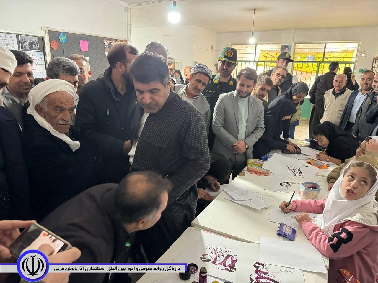 بازدید فرماندار میرآباد از نمایشگاه خطاطی، طراحی و نقاشی دانش آموزان با موضوع استکبار ستیزی سیزده آبان