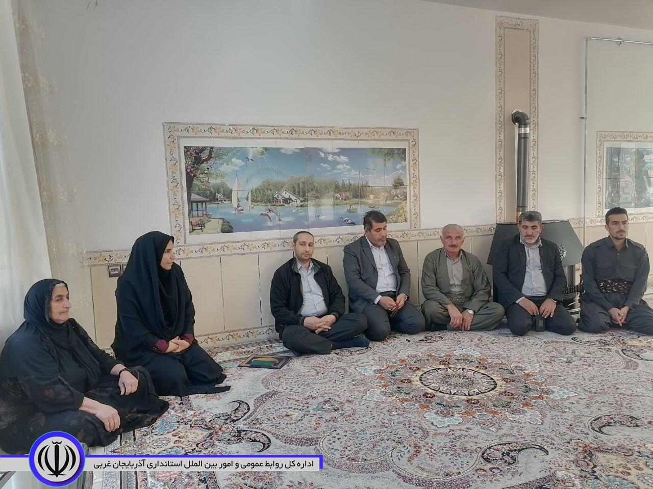 دیدار فرماندار میرآباد بهمراه معاون دفتر روستایی و امور شوراهای استان آذربایجان غربی با خانواده "شهید علی نژاد"