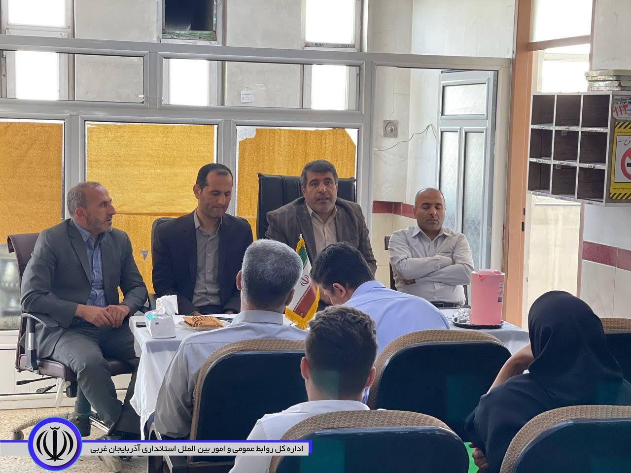 نشست فرماندار با رئیس مرکز بهداشت و کارشناسان و کارکنان درمانگاه میرآباد