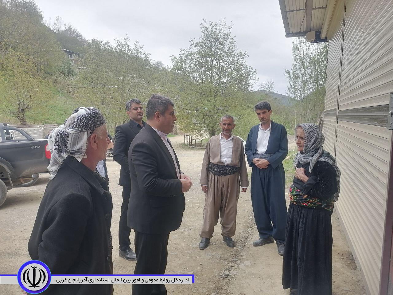 دیدار فرماندار میرآباد با گنجینه روستای مامکاوه، پیشکسوت درمان سوختگی با گیاهان دارویی معجزه گر