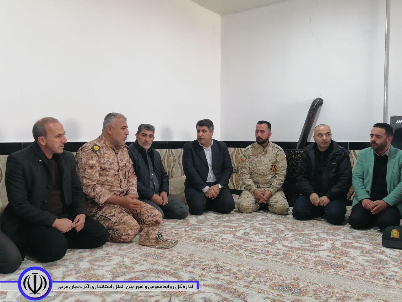 دیدار فرماندار میرآباد با دو پرسنل بسیجی طرح امنیت شهرستان