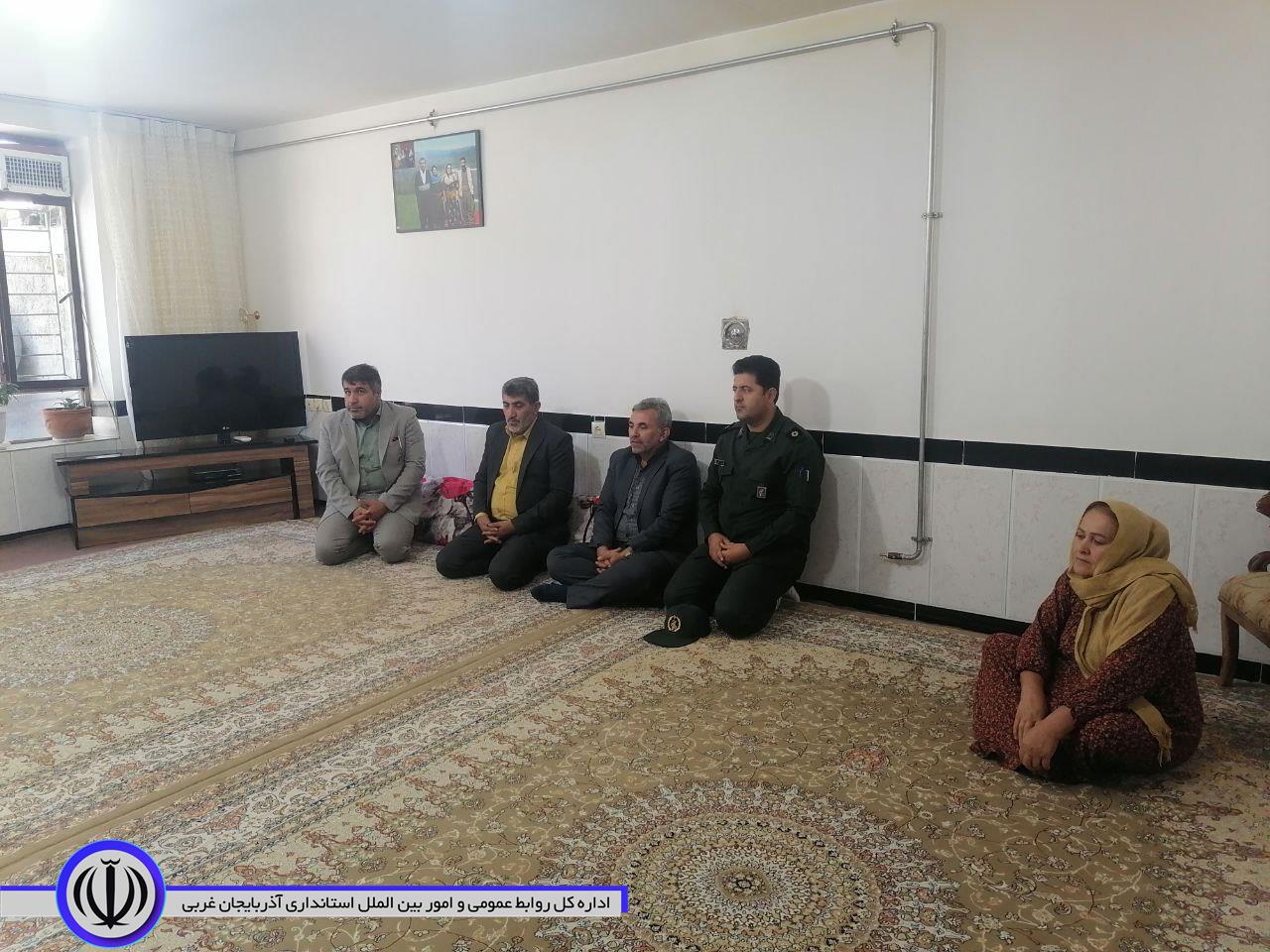 دیدار فرماندار شهرستان میرآباد در روستای واوان با خانواده معظم شهید "محمد قاسمی"
