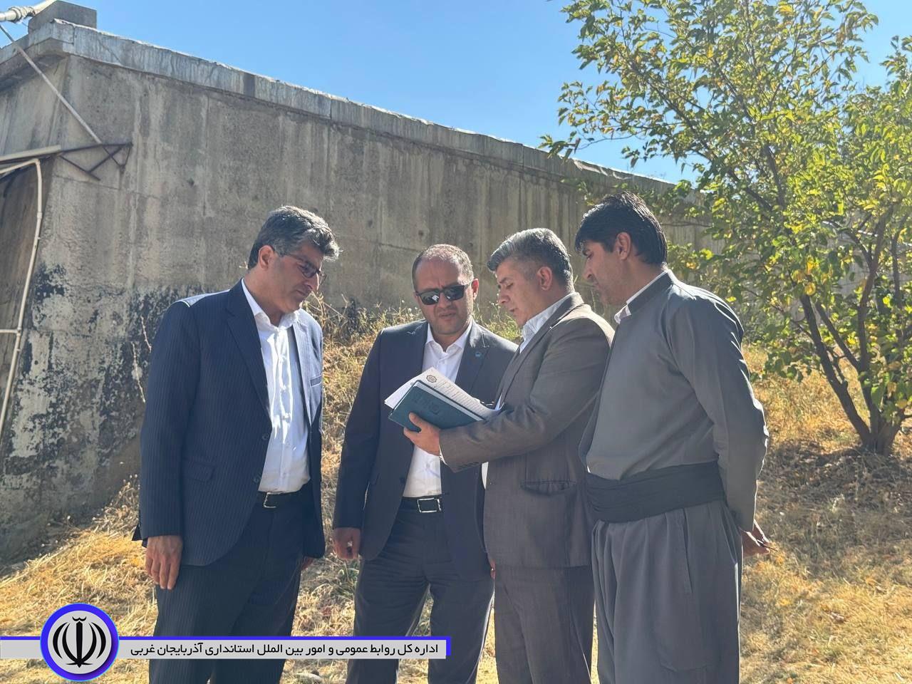 بازدید فرماندار میرآباد و مدیر عامل آب و فاضلاب استان آذربایجان غربی از مخزن آب شهر میرآباد