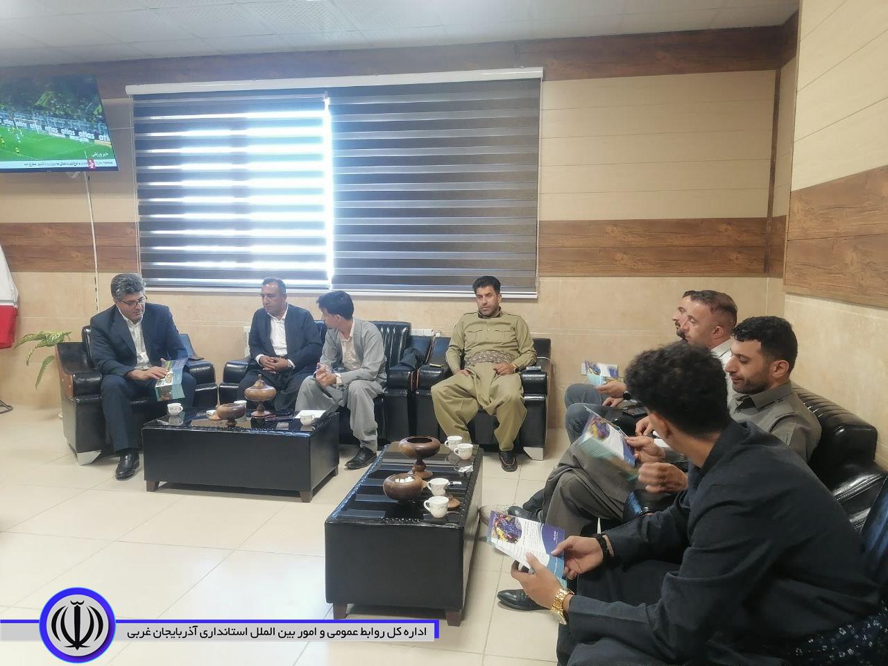 نشست فرماندار میرآباد با اصحاب رسانه برای اطلاع رسانی، پوشش و برگزاری هرچه باشکوهتر جشنواره انگور سیاه