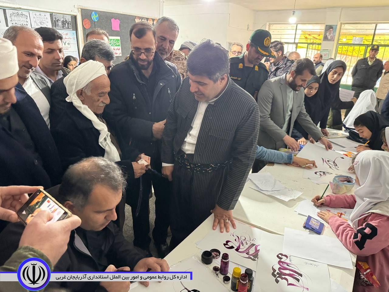 بازدید فرماندار میرآباد از نمایشگاه خطاطی، طراحی و نقاشی دانش آموزان با موضوع استکبار ستیزی سیزده آبان