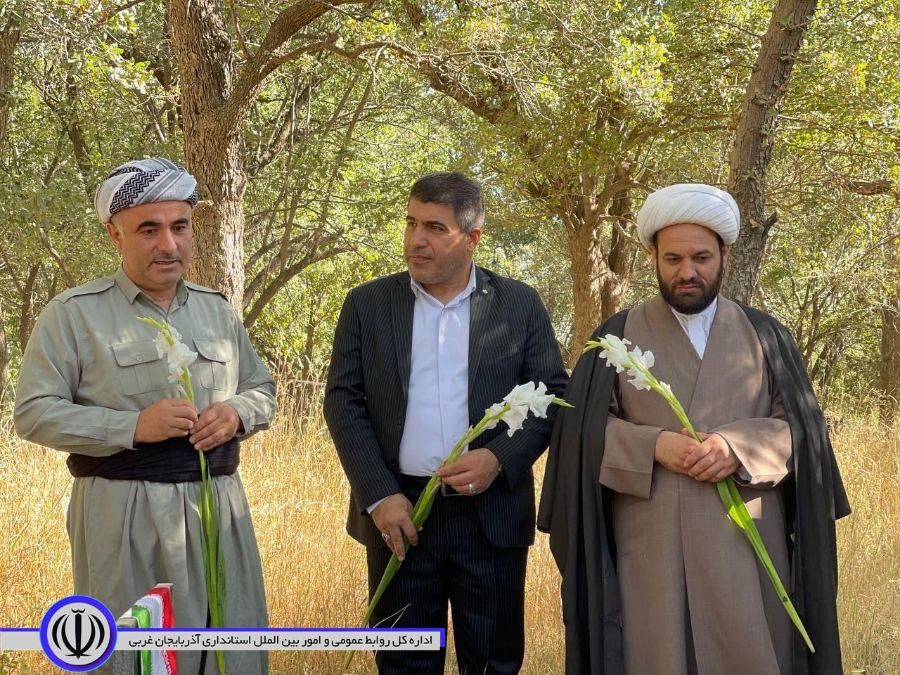 مزار شهداء شهرستان میرآباد به مناسبت هفته دولت غبار روبی و عطر افشانی شد