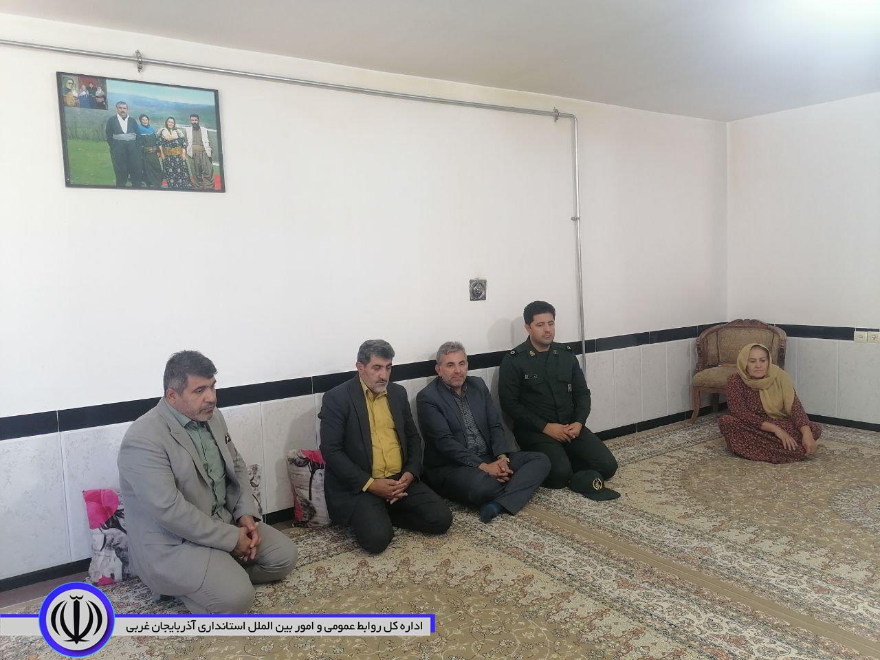 دیدار فرماندار شهرستان میرآباد در روستای واوان با خانواده معظم شهید "محمد قاسمی"