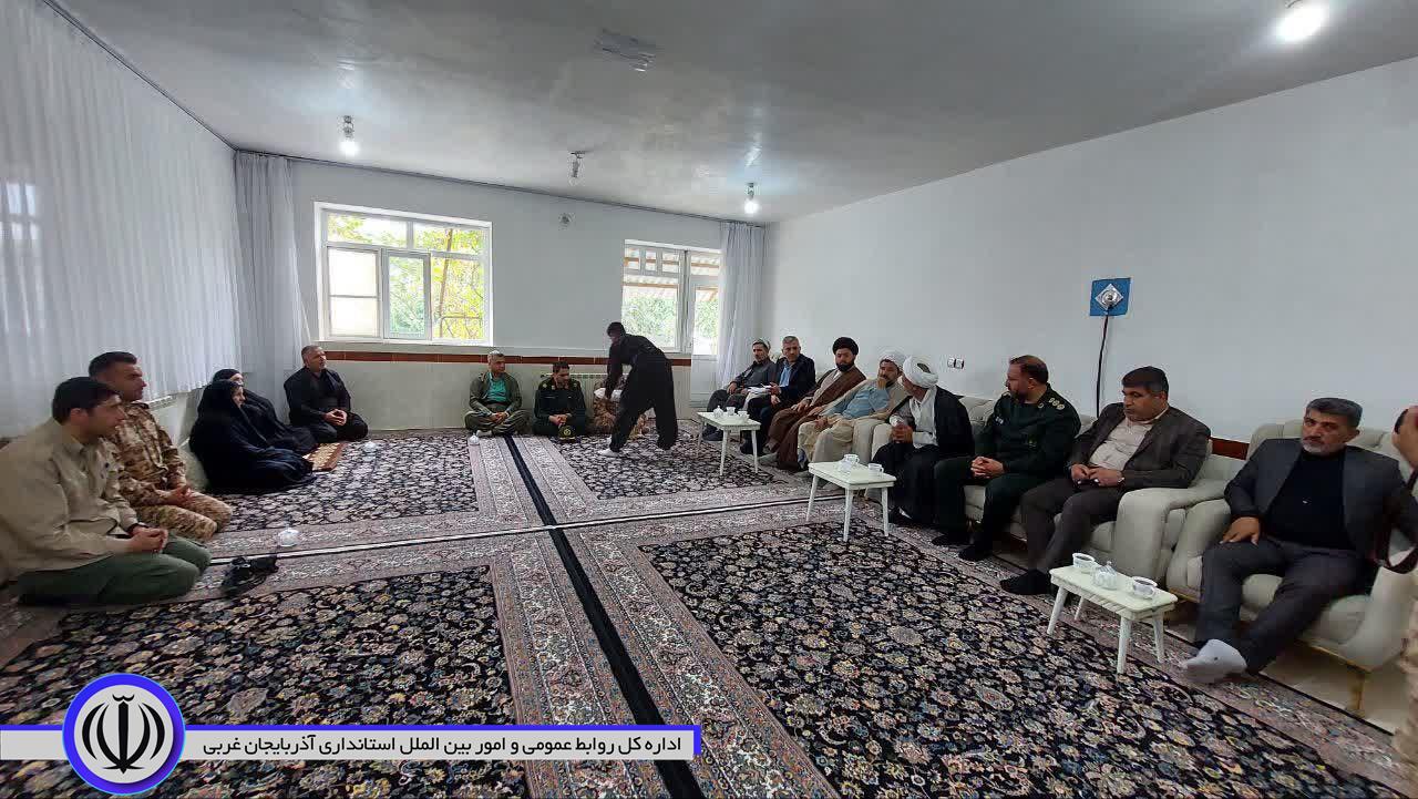 تکریم از خانوادهی معظم شهید محمد شمسی به مناسبت گرامیداشت هفته دفاع مقدس