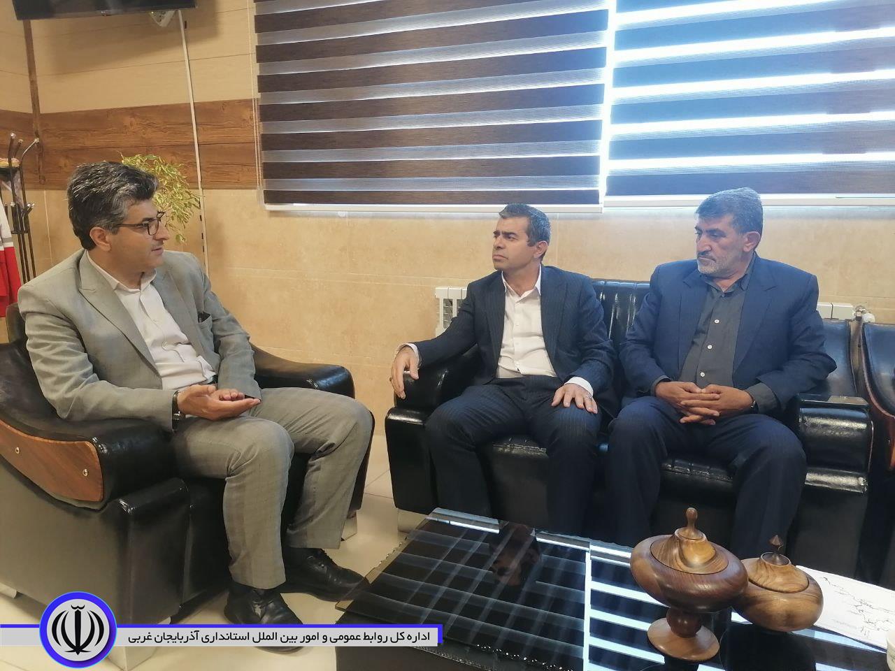 دیدار رئیس اداره گاز و پیمانکار پروژه های گازرسانی در شهرستان با فرماندار میرآباد