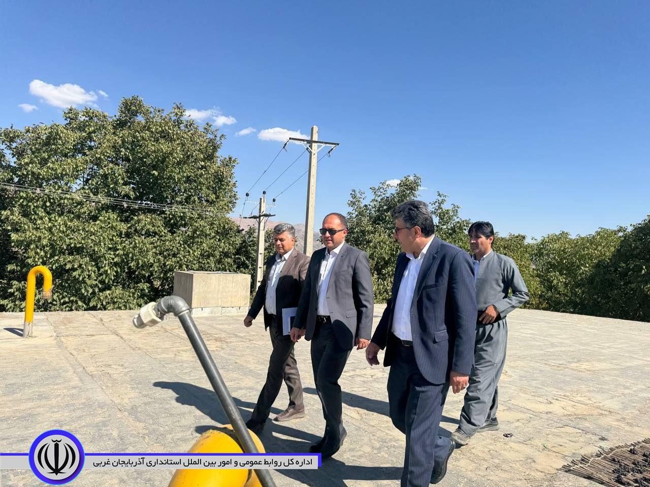 بازدید فرماندار میرآباد و مدیر عامل آب و فاضلاب استان آذربایجان غربی از مخزن آب شهر میرآباد