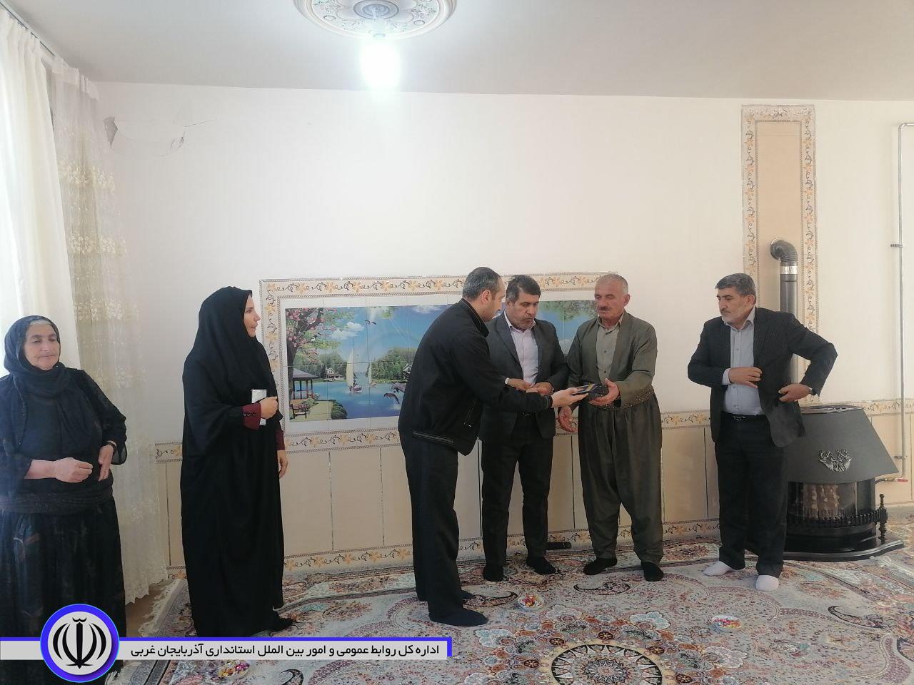 دیدار فرماندار میرآباد بهمراه معاون دفتر روستایی و امور شوراهای استان آذربایجان غربی با خانواده "شهید علی نژاد"