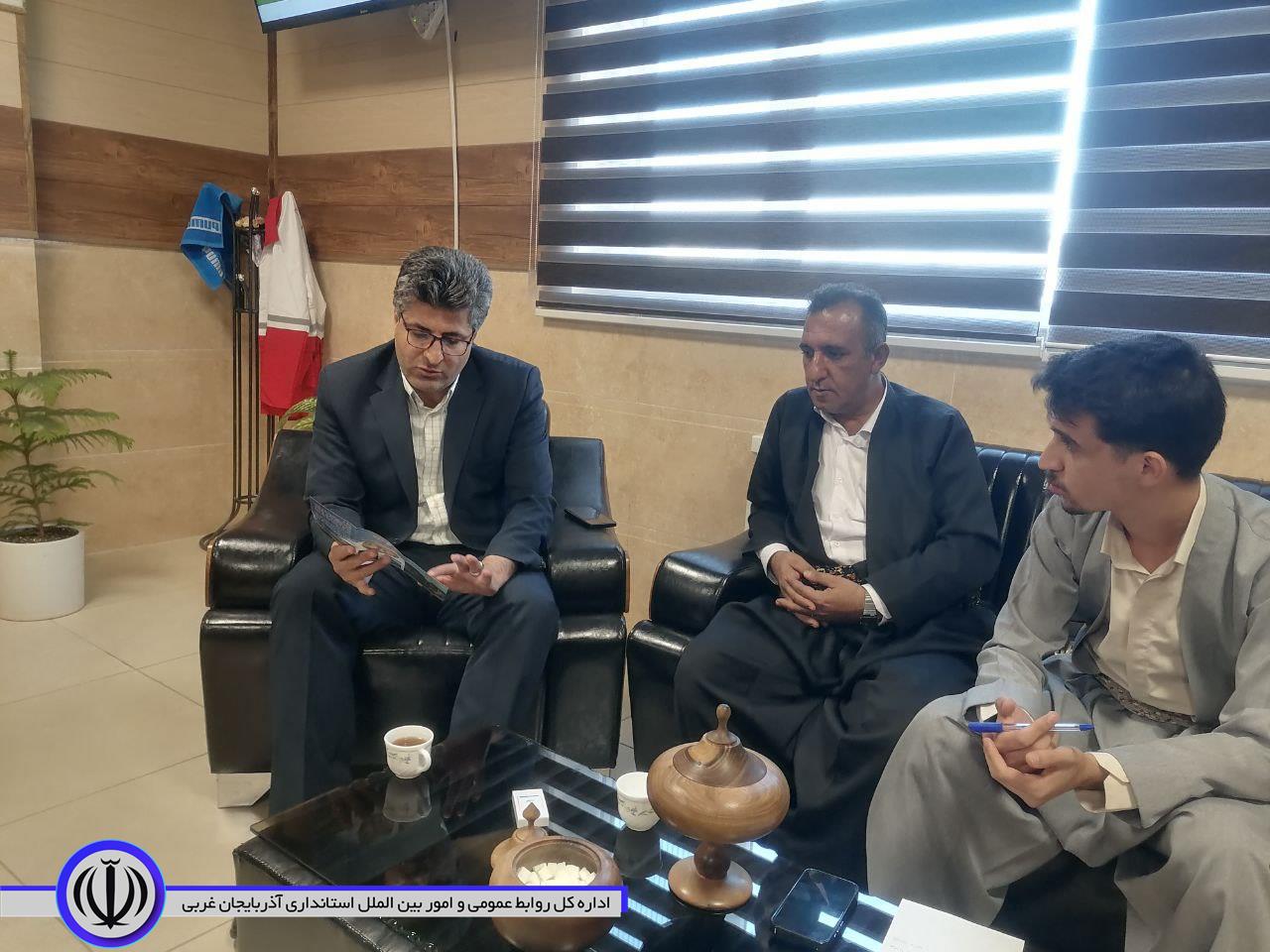 نشست فرماندار میرآباد با اصحاب رسانه برای اطلاع رسانی، پوشش و برگزاری هرچه باشکوهتر جشنواره انگور سیاه