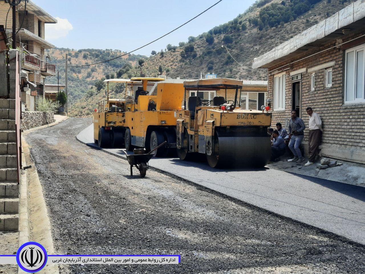 بازدید فرماندار میرآباد از عملیات آسفالت معابر روستای آلوتان