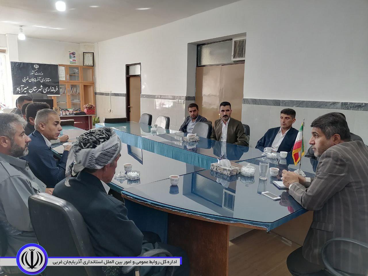 دیدار و نشست صمیمی دهیاران و اعضای شورای اسلامی روستاهای نوار مرزی شهرستان با فرماندار میرآباد