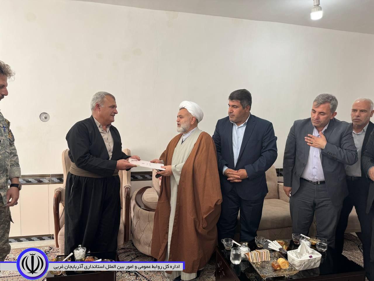 دیدار فرماندار میرآباد بهمراه مشاور امورایثارگران استاندار آذربایجان غربی با جانباز سرافراز "محمد سوری"