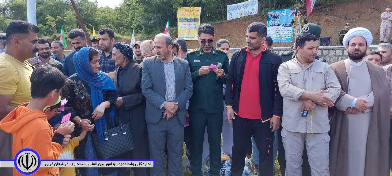 گزارش تصویری/برگزاری همایش پیاده روی خانوادگی در شهرستان میرآباد با شرکت جمعی از مسئولین و مردم فهیم و ورزش دوست