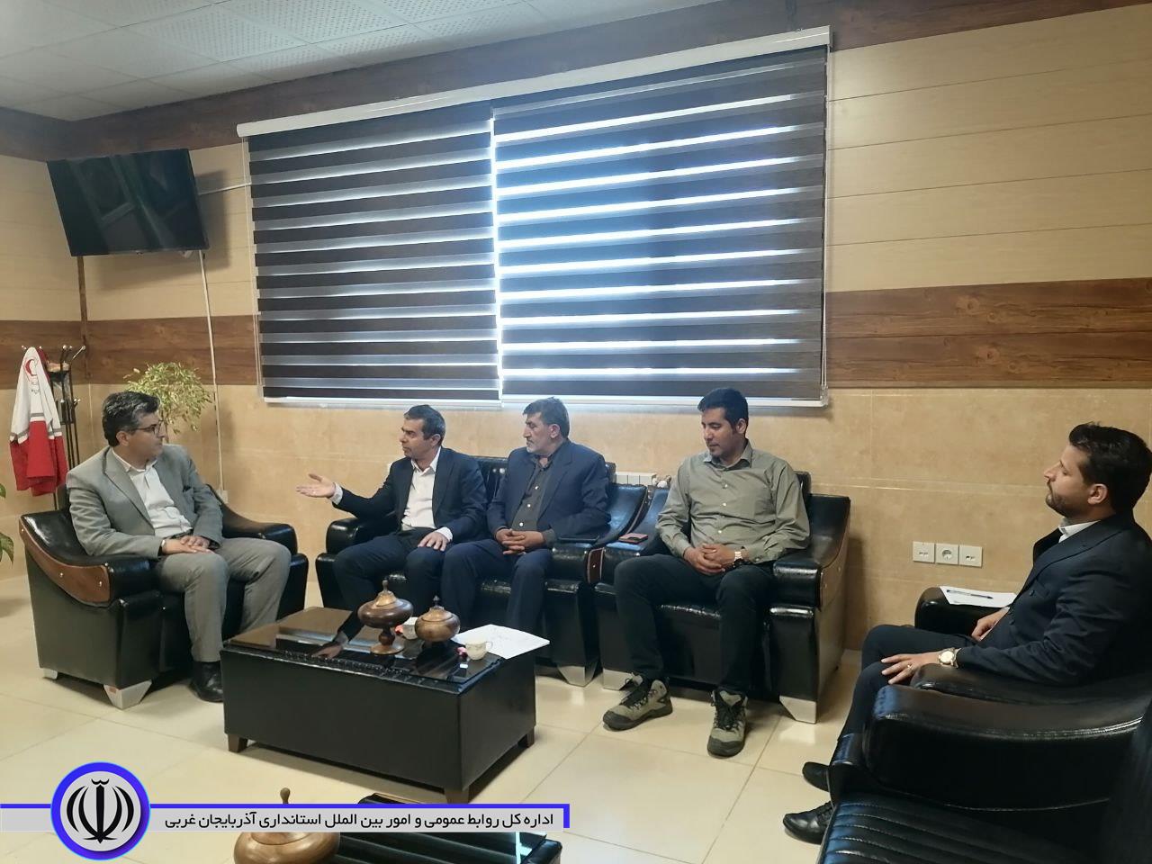 دیدار رئیس اداره گاز و پیمانکار پروژه های گازرسانی در شهرستان با فرماندار میرآباد
