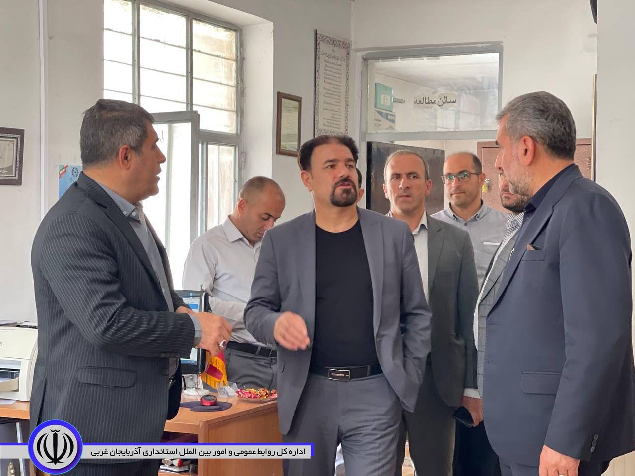 بازدید فرماندار میرآباد و مدیر کل فرهنگ و ارشاد اسلامی آذربایجان غربی از کتابخانه عمومی شهر میرآباد