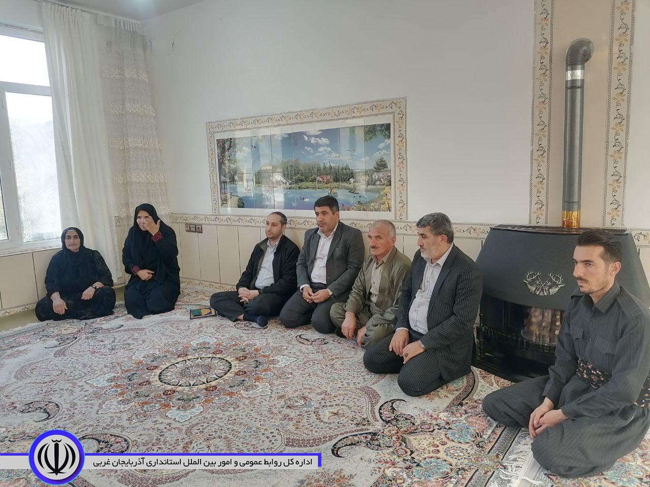 دیدار فرماندار میرآباد بهمراه معاون دفتر روستایی و امور شوراهای استان آذربایجان غربی با خانواده "شهید علی نژاد"