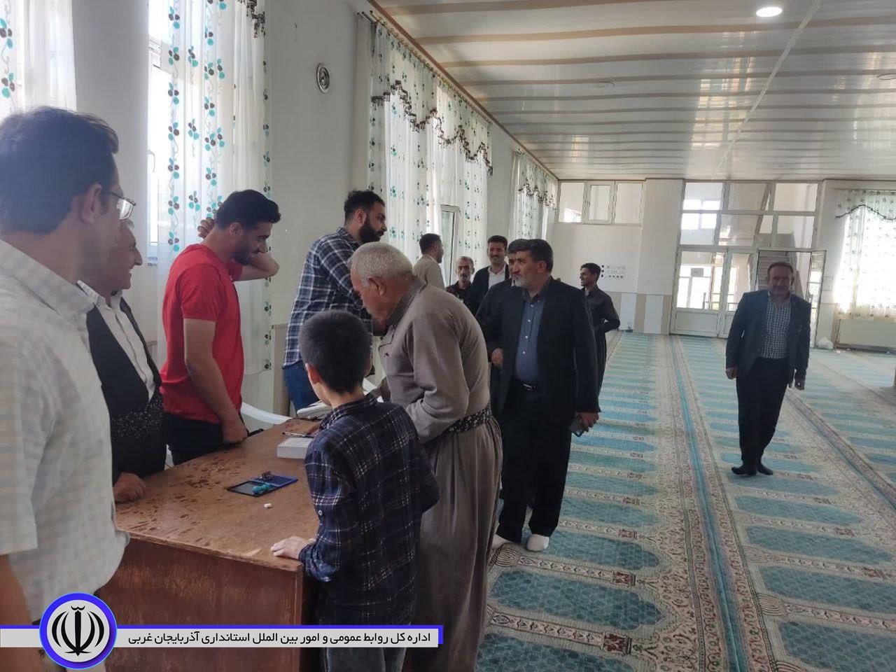 گزارشی تصویری/بازدید سرپرست بخشداری زاب و معاون فرماندار میرآباد به اتفاق جمعی از اعضای هیأت اجرایی انتخابات از شعب اخذ رای بخش زاب