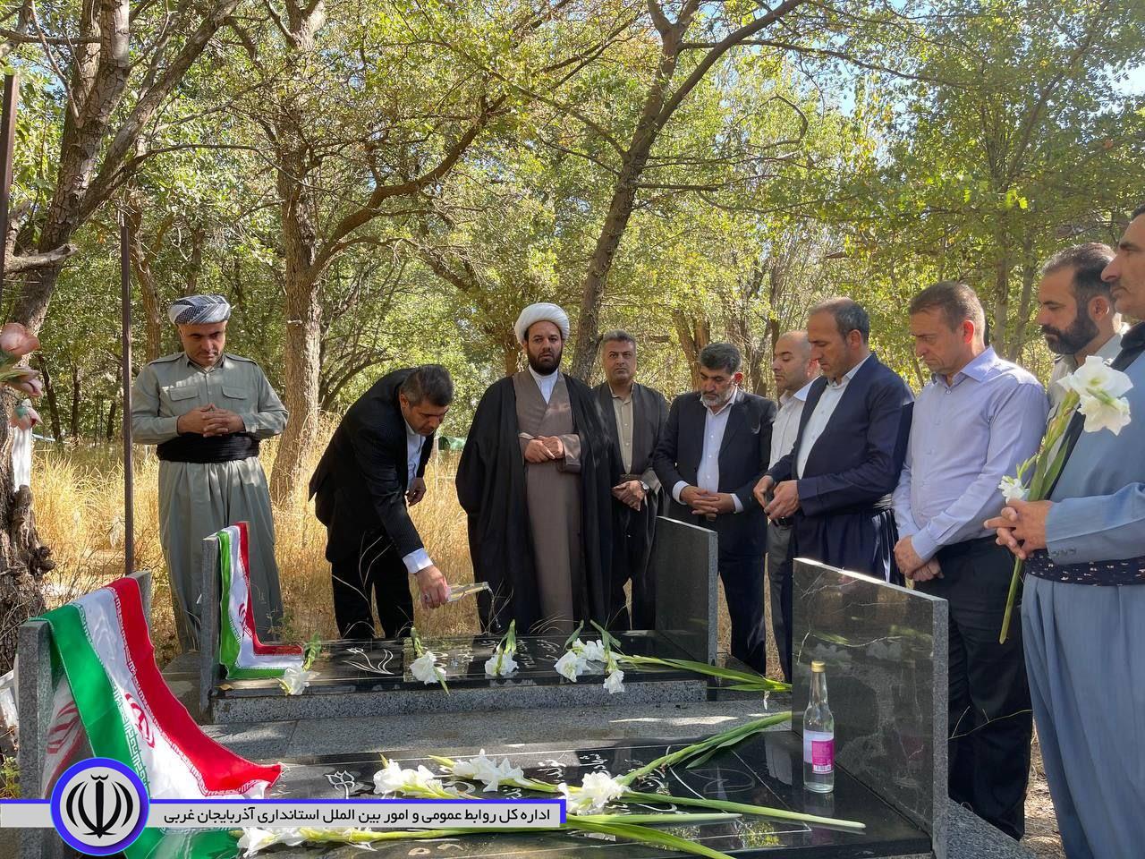 مزار شهداء شهرستان میرآباد به مناسبت هفته دولت غبار روبی و عطر افشانی شد