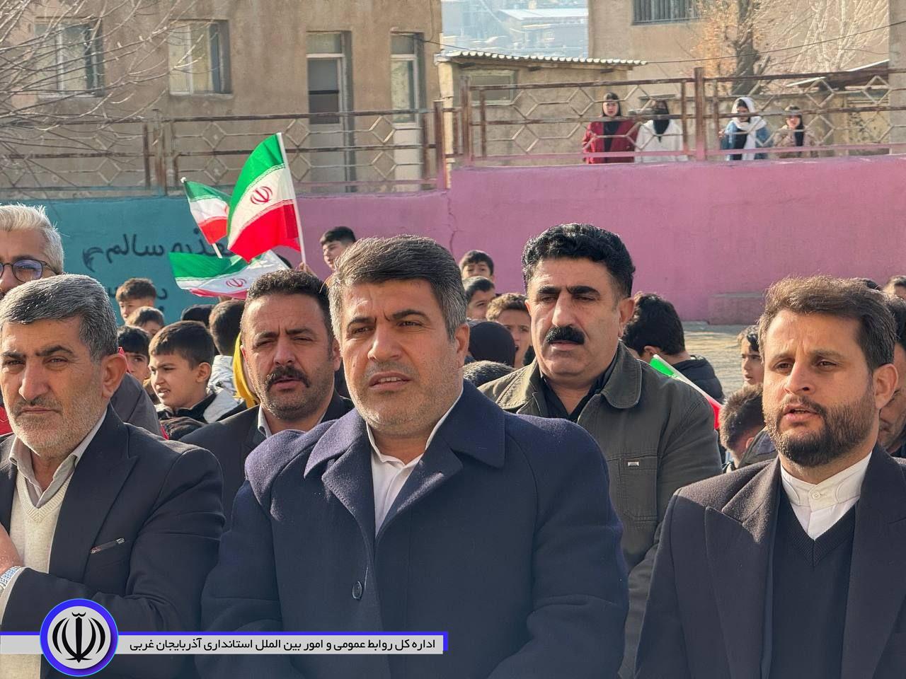 به مناسبت آغاز دهه مبارک فجر زنگ انقلاب با حضور فرماندار میرآباد نواخته شد