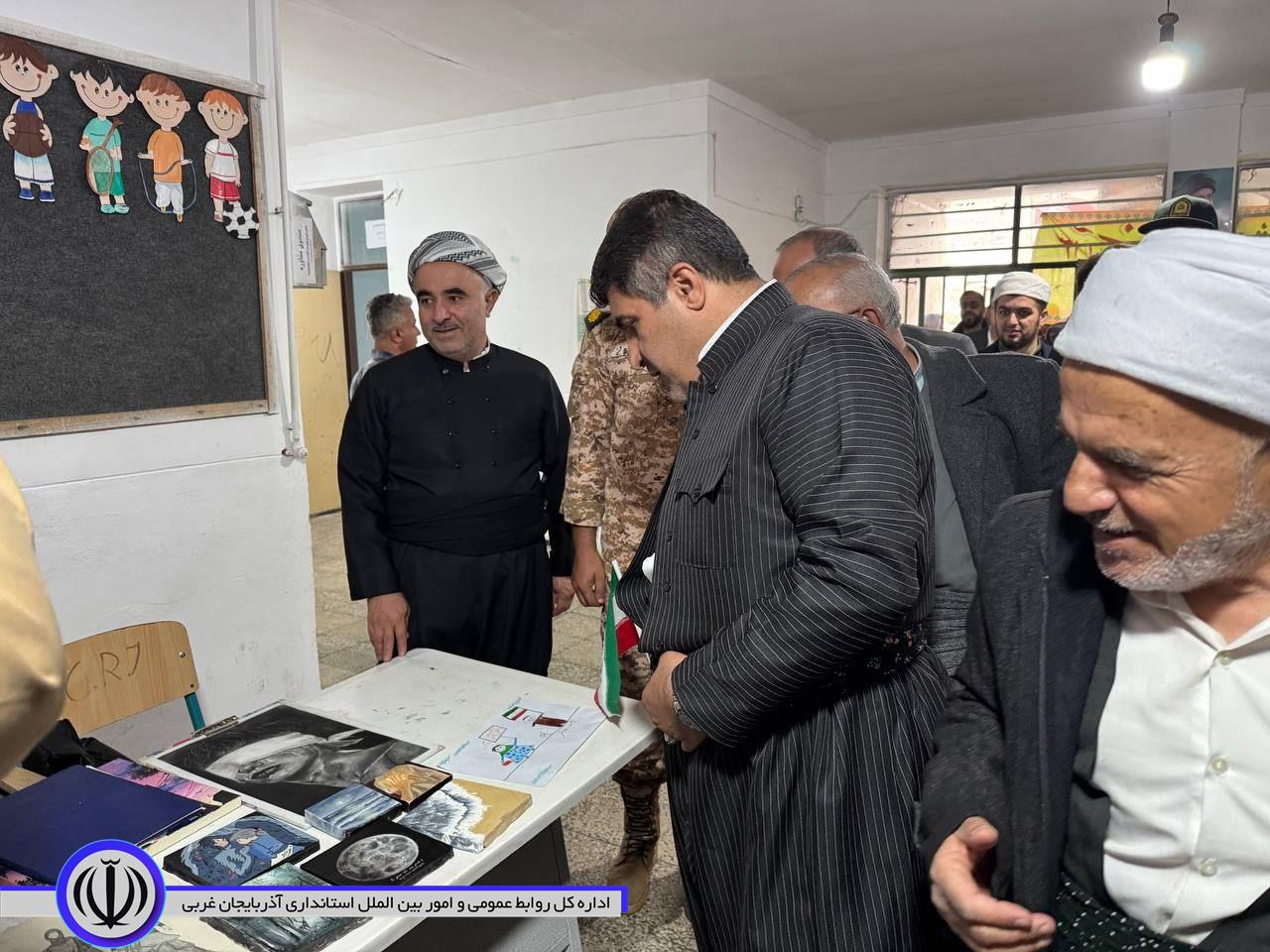 بازدید فرماندار میرآباد از نمایشگاه خطاطی، طراحی و نقاشی دانش آموزان با موضوع استکبار ستیزی سیزده آبان