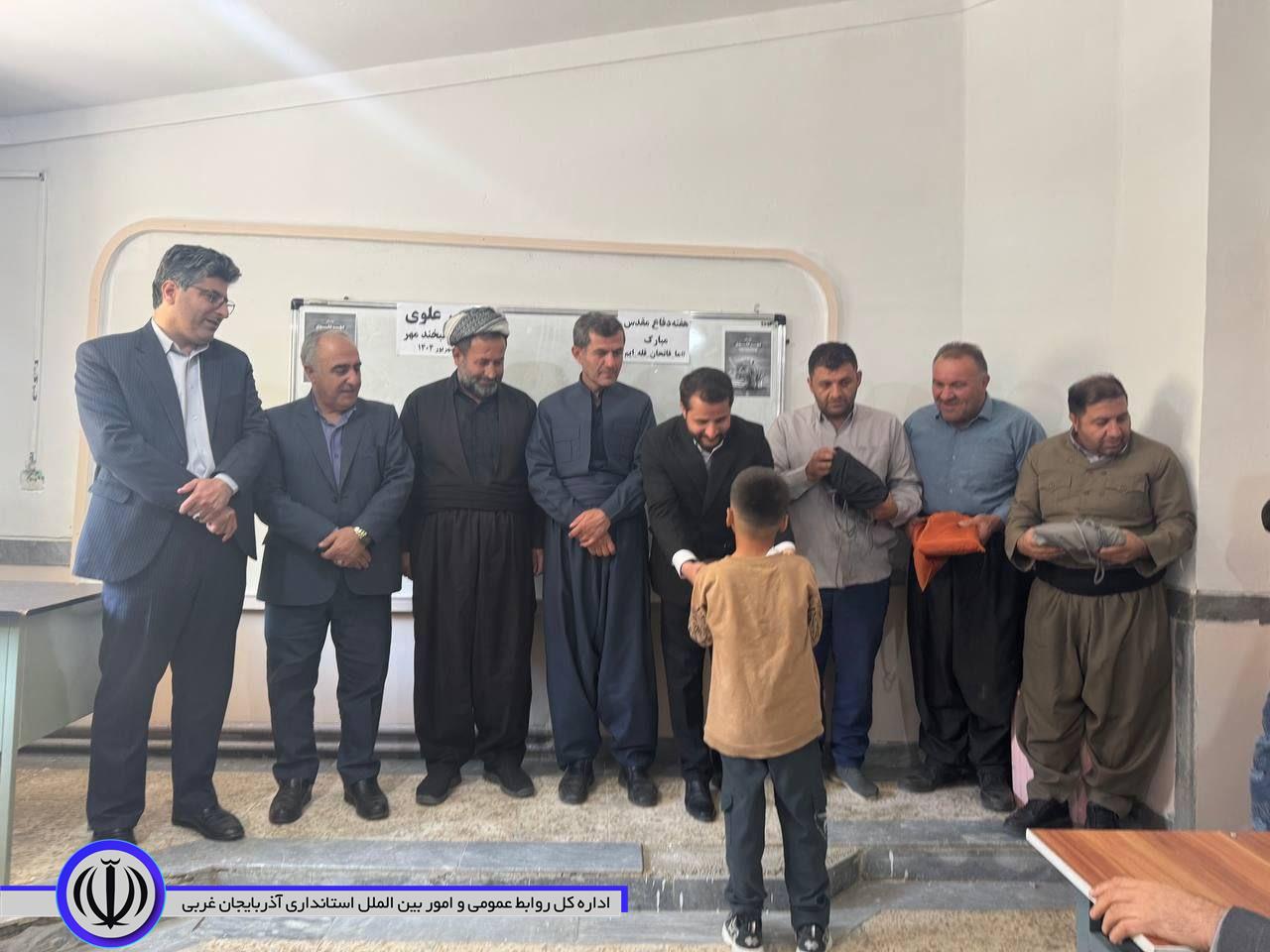 اجرای طرح ارمغان مهر و توزیع بسته های نوشت‌افزار میان دانش‌آموزان کم برخوردار شهرستان در آستانه بازگشایی مدارس